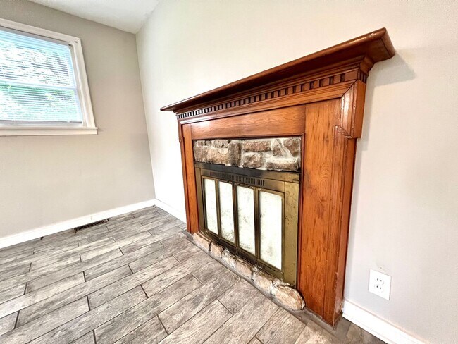 Building Photo - Hudepohl Manor **Updated Rent!** **$75 GIF...