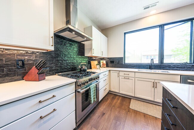 Building Photo - 362 Zimpfer St