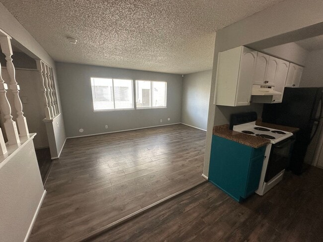 Building Photo - Water, Sewer, Garbage paid