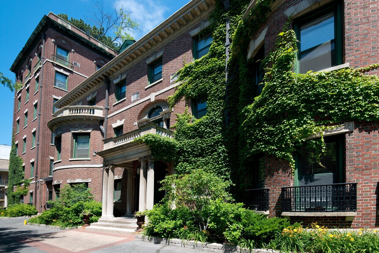 Reside on Wellington Apartments in Chicago, IL