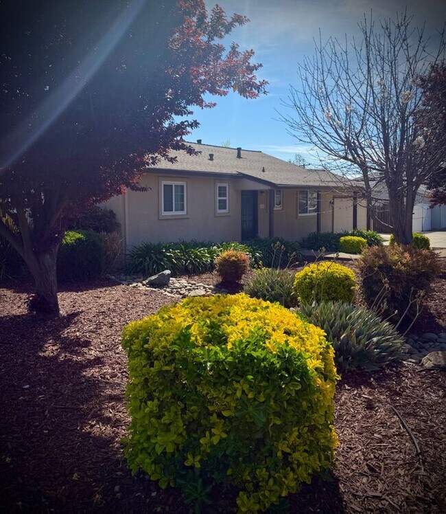 Building Photo - 6552 Miles Ln