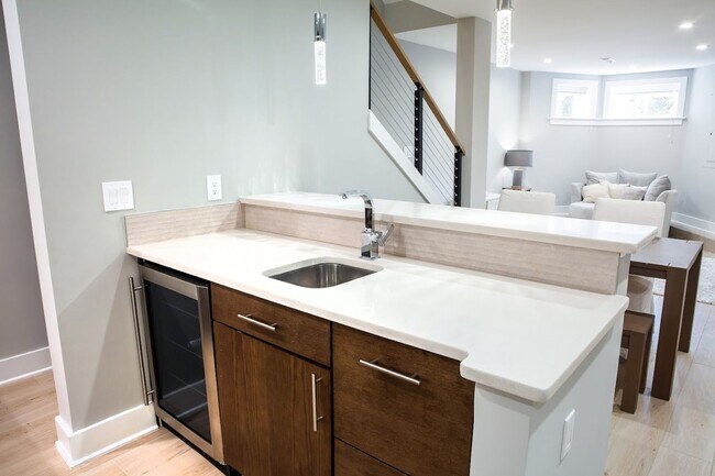 Foto del edificio - Stunning 1BR 1BA Lower Level in Spectacular Capitol Hill Townhome-Rent Incl Utilities