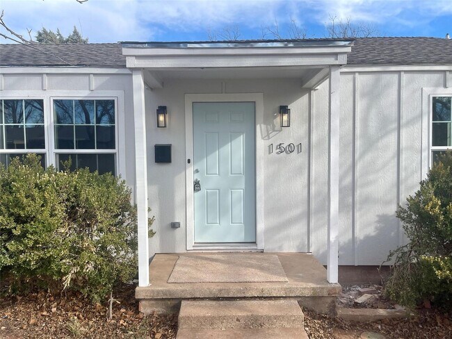 Building Photo - 3 bed 2 bath; Beautifully updated!
