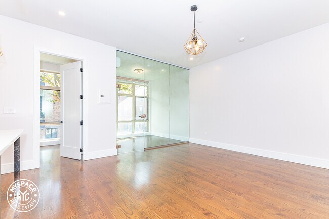Foto del edificio - 842 Madison St