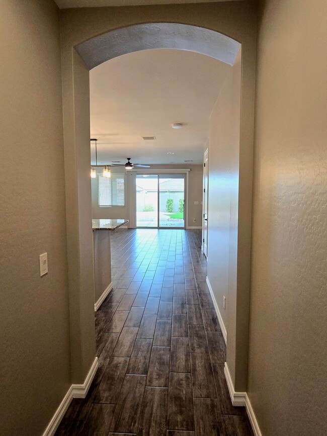 Foto del edificio - UPGRADED LIKE-NEW 3-BEDROOM WITH COMMUNITY POOL