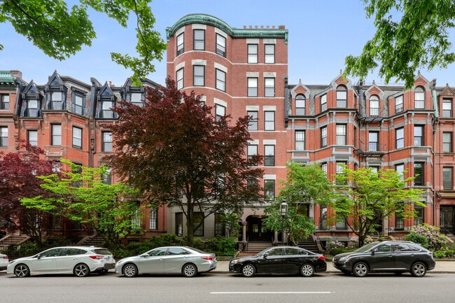 Clásica casa de piedra rojiza en Commonwealth Avenue - 290 Commonwealth Ave