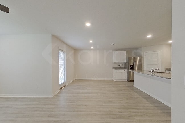 Building Photo - 102 Metalmark Dr