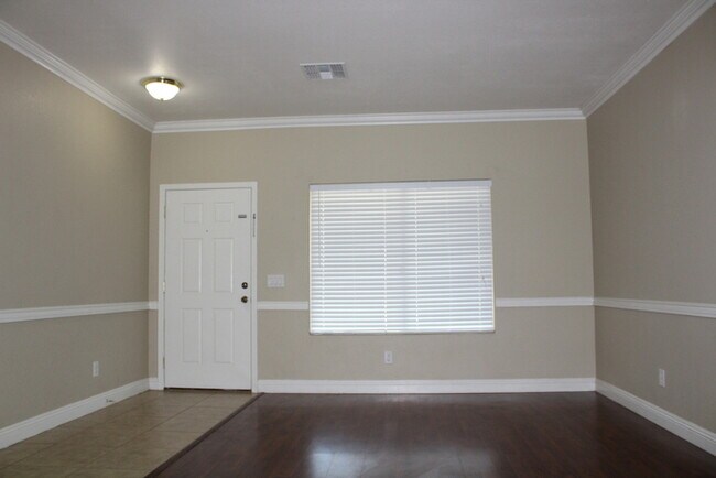 Building Photo - Beautiful 4 bedroom 2.5 bath home located ...