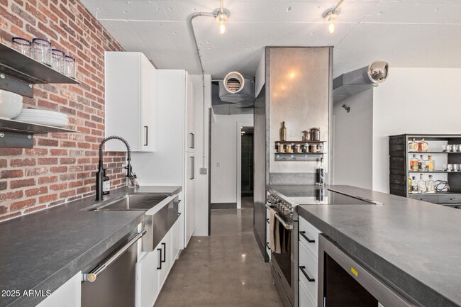 Building Photo - 207 W Clarendon Ave