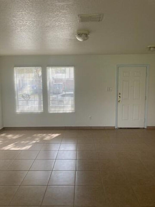 Building Photo - Pet friendly two story near bases
