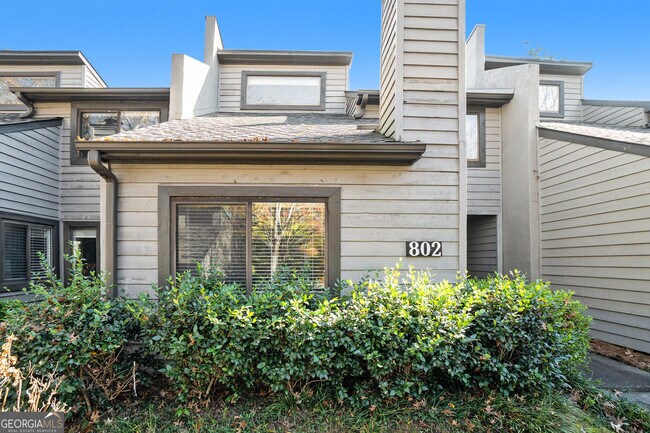 Foto del edificio - 802 Cedar Chase Cir NE