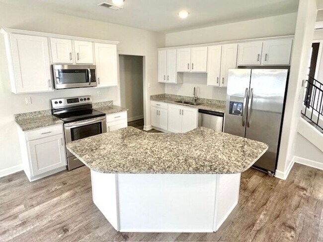 Building Photo - Now Leasing a 4-bedroom 2.5 bath home in O...