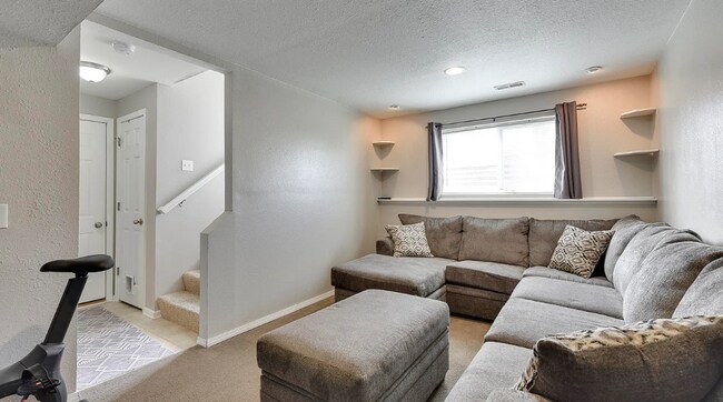 Foto del edificio - 3 Bedroom, 2 Bathroom in the Millard Schoo...