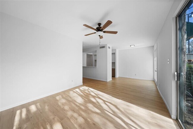 Building Photo - 2139 Lake Village Dr