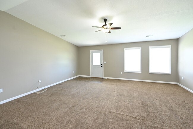 Building Photo - Nice 3 bedroom, 2 bath Duplex with 1 car g...