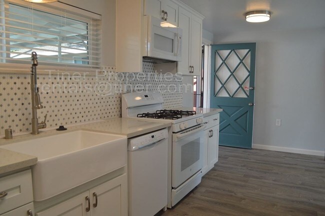 Building Photo - Beautifully Updated Casita in Sacramento