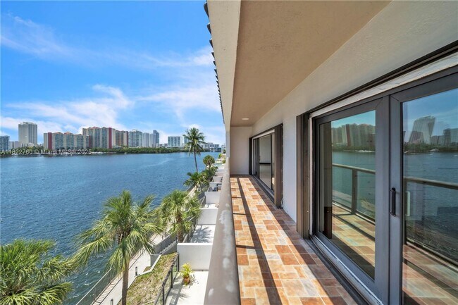 Foto del edificio - 4000 NE 168th St