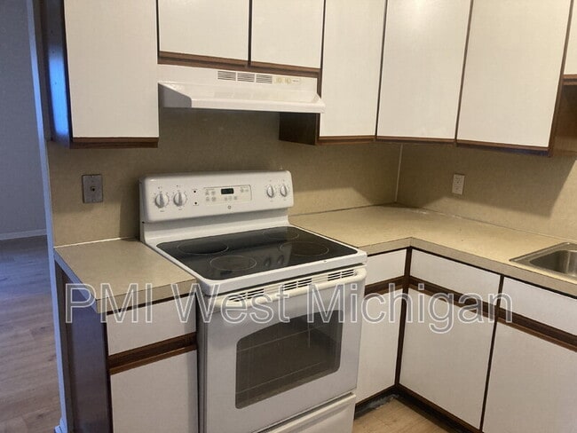 Building Photo - 6043 In the Pines Dr SE