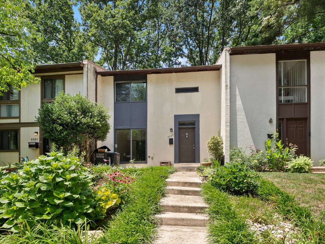 Primary Photo - Spacious Reston Townhome in a Prime Centra...