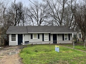Building Photo - 806 Lazarre Ave