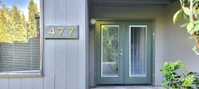 Building Photo - Cozy Studio Condo at Gated, Sixty-01 Complex!