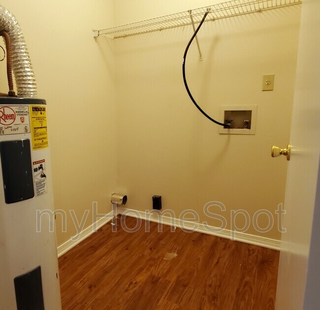 Foto del edificio - 425 Pine Crescent Way