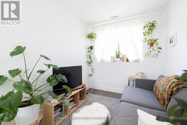 Photo du bâtiment - 2076 Dundas St W