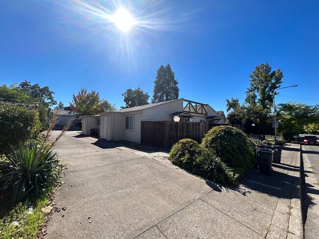 Building Photo - 6600x3n - 1042, 1044, 1046, 1048 Woodrow Lane