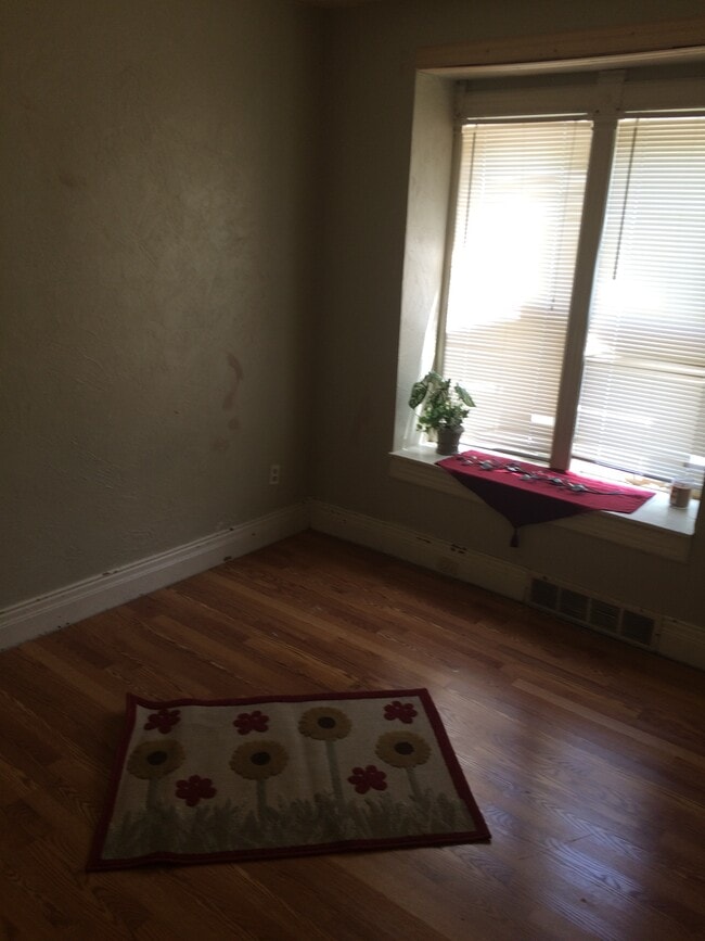 Bedroom - 552 N Division St