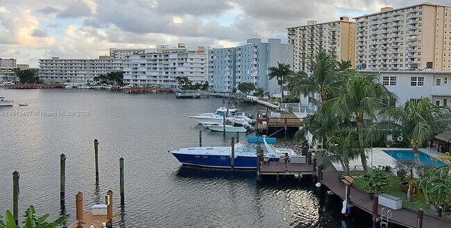 Foto del edificio - 468 Golden Isles Dr