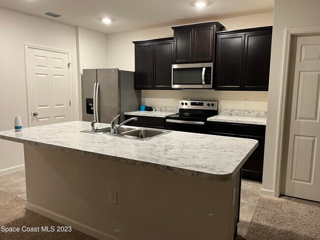 Foto del edificio - 388 Guinevere Dr SW