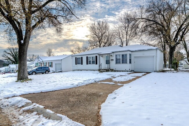 Building Photo - Charming 3-Bedroom Home with Garage, Basement & Fenced Backyard