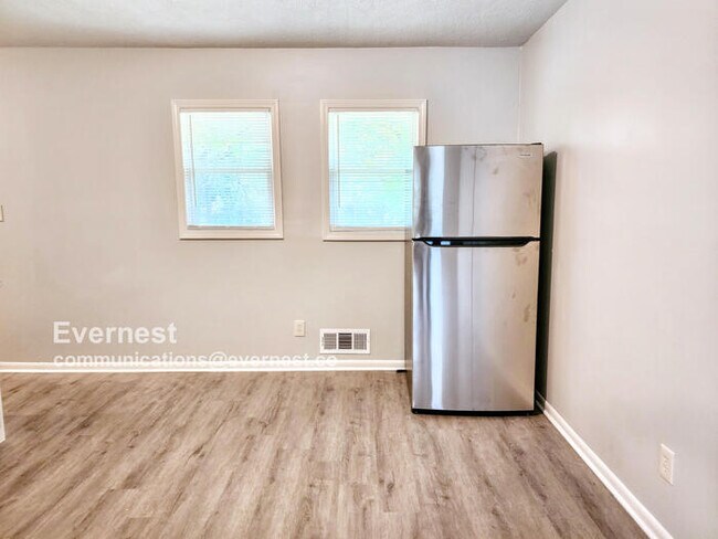 Building Photo - 3 Bed/1 Bath Home with Fenced Yard / Pet-Friendly / Available Now!