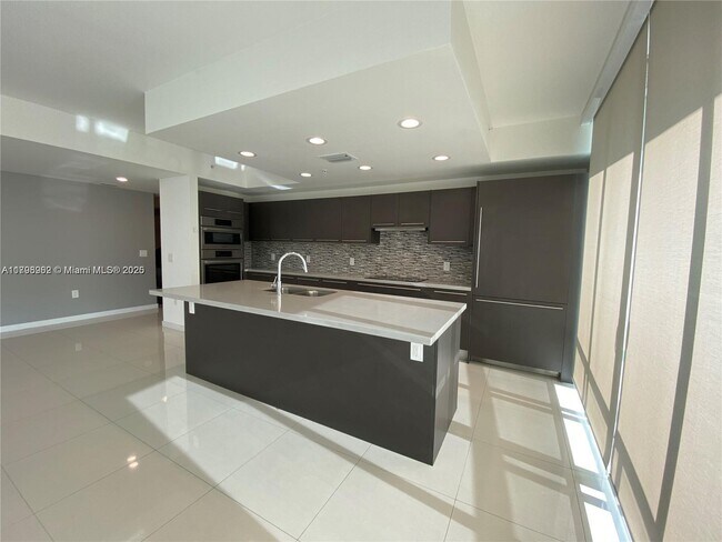 Foto del edificio - 7751 NW 107th Ave