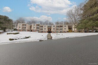 Building Photo - 219 Fox Run Ln