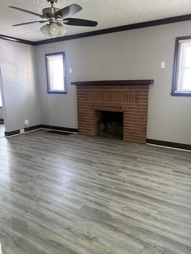 Building Photo - For Rent – 2 Bedroom | 1 Bathroom Aurora, IL 60505