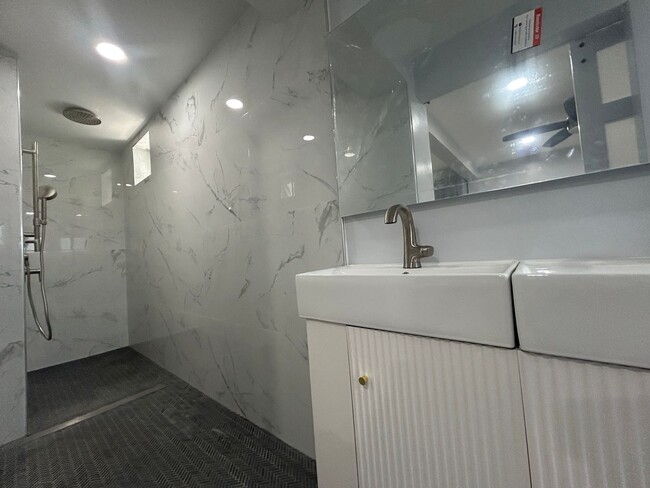 Building Photo - Newly Renovated Gem in Kalihi!