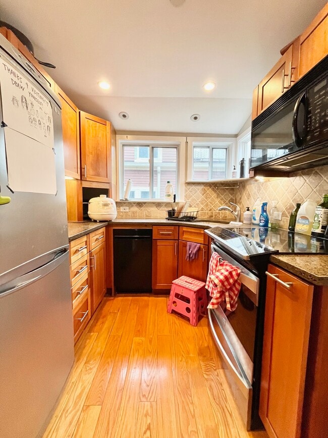 Building Photo - 180 Hillside St