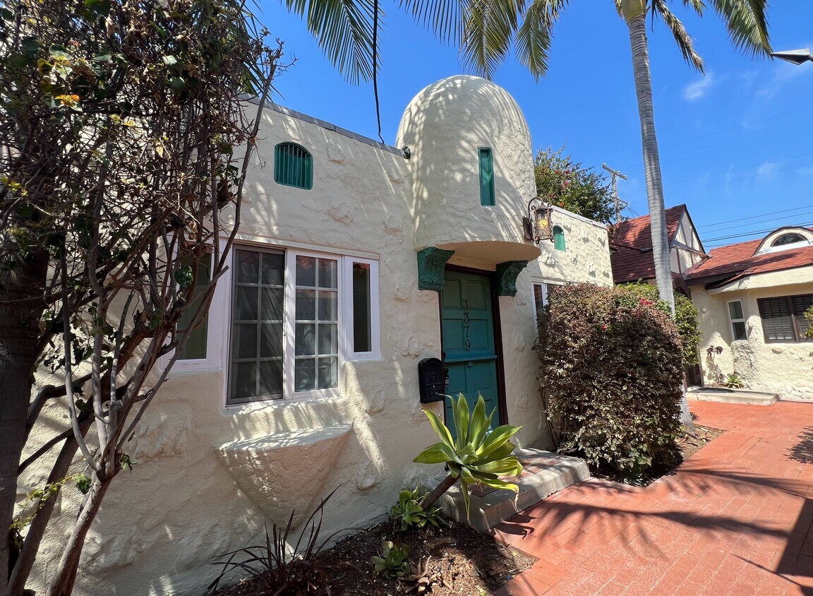 1 of 6 cottages - 3379 30th St