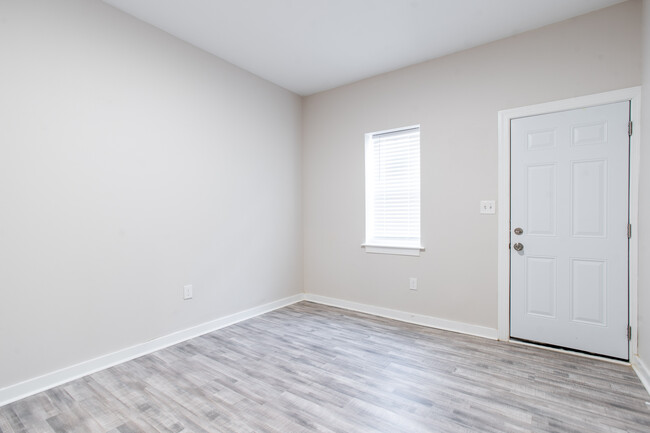 Building Photo - 2417 N Myrtlewood St