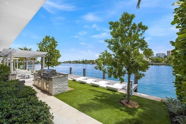 Foto del edificio - 9821 E Bay Harbor Dr