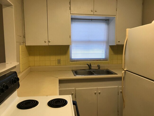 Foto del edificio - 3 Bedroom House on Desiree Ct. Available Now!