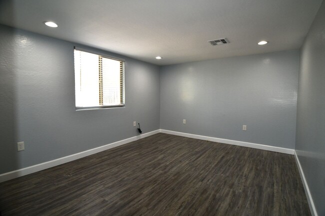 Building Photo - Within Walking Distance To Grand Canyon Un...