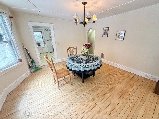 Photo - 3 Bedroom Apartment in Burlington VT Available NOW! OFF STREET PARKING, LAUNDRY, HEAT INCLUDED!