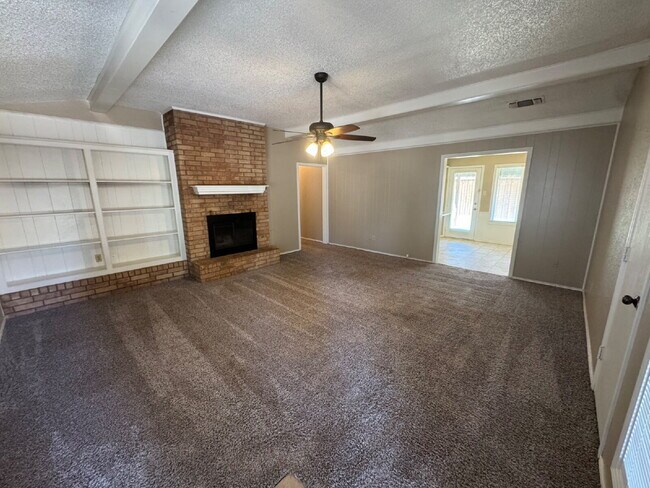 Foto del edificio - Duplex West Of Milwaukee & Minutes From Shadow Hills Golf Course!