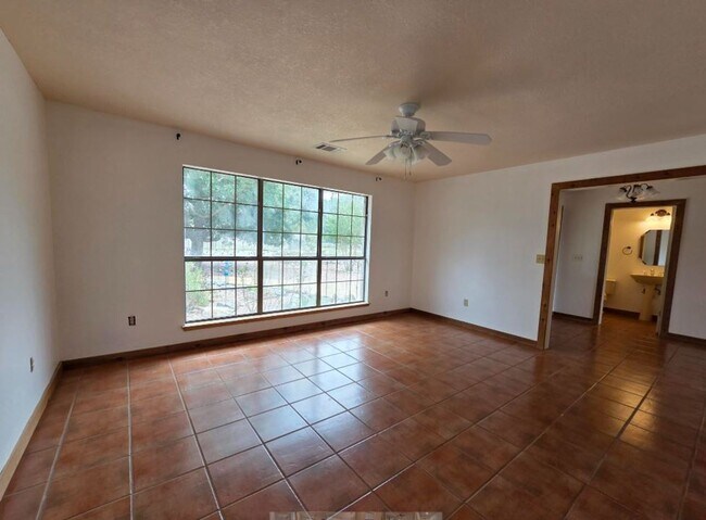 Building Photo - FOR LEASE!!
