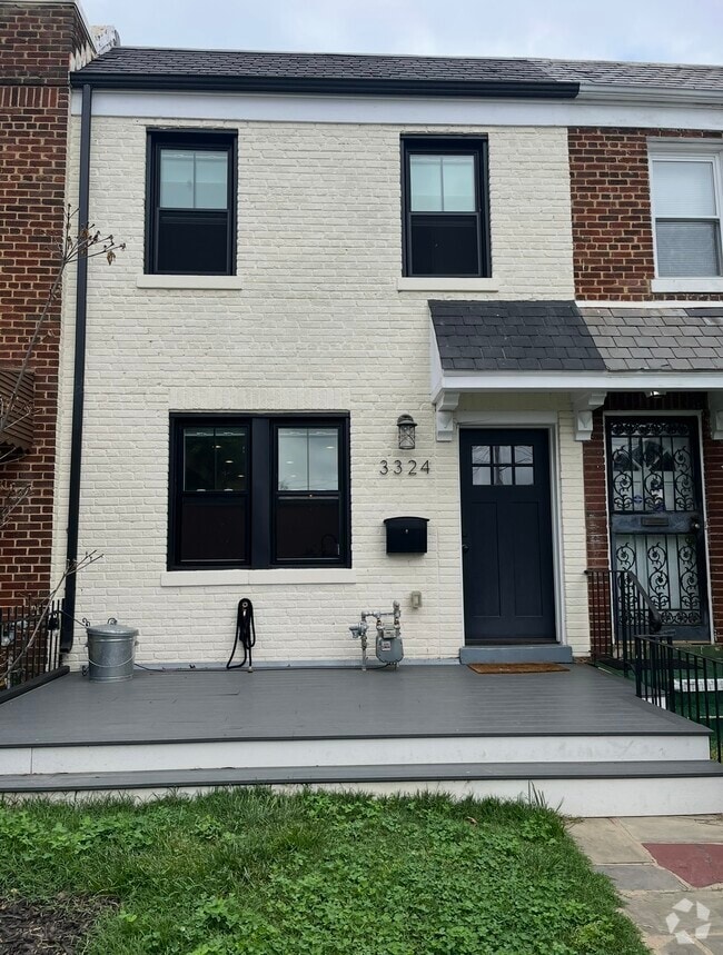 Building Photo - 3324 Clay St NE
