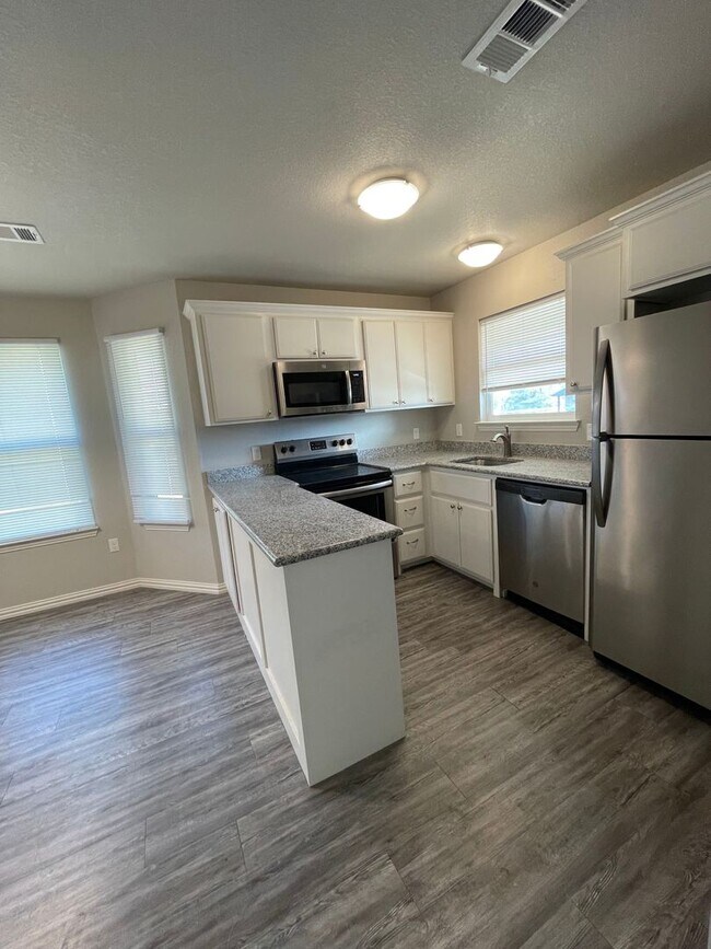 Building Photo - Close to school/ Granite countertop