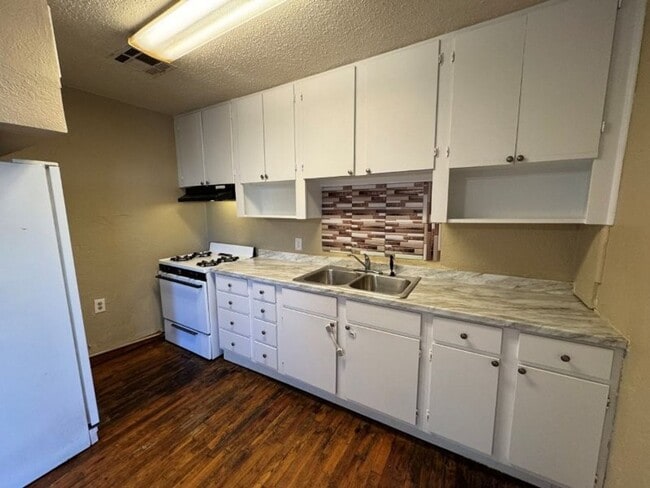 Foto del edificio - 3 bed 2 bath 1 car carport, new paint, wood floors, ready for move in!