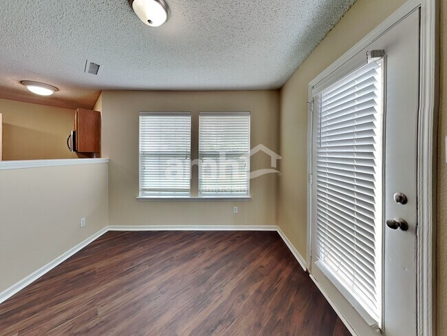 Building Photo - 2301 Edgewater Cir